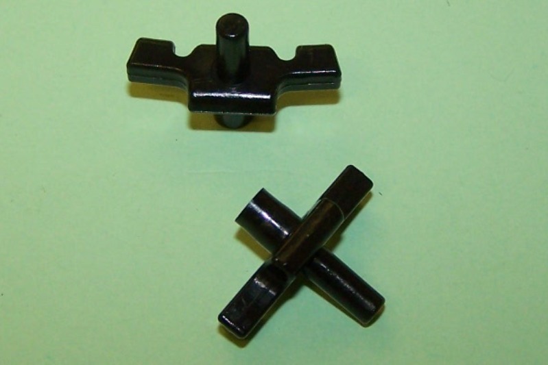 Moulding clip for a 6.5mm moulding gap and 4.0mm panel hole. Vauxhall Chevette.