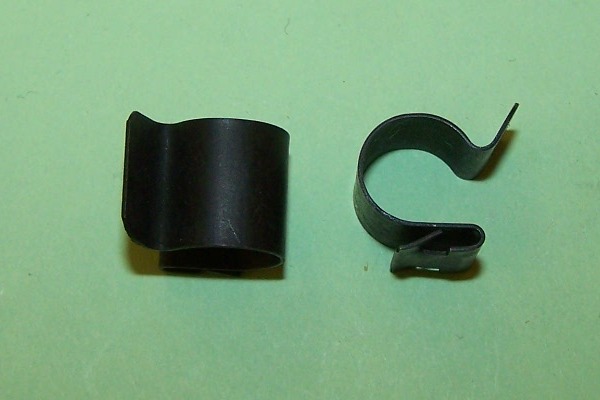 Edge cable/pipe clip for 11.1mm diameter pipe and 0.6-1.2mm panel thickness. Ford radiator overflow pipe.