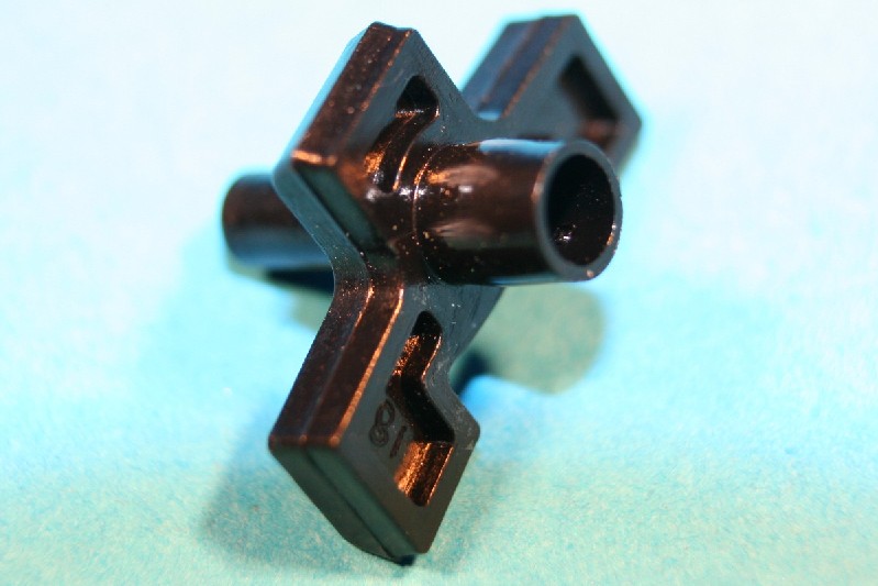 Moulding clip for 9.8mm moulding flange gap, and 4mm panel hole. Chrysler Avenger, Triumph Dolomite, Vauxhall  Viva HB and general application.