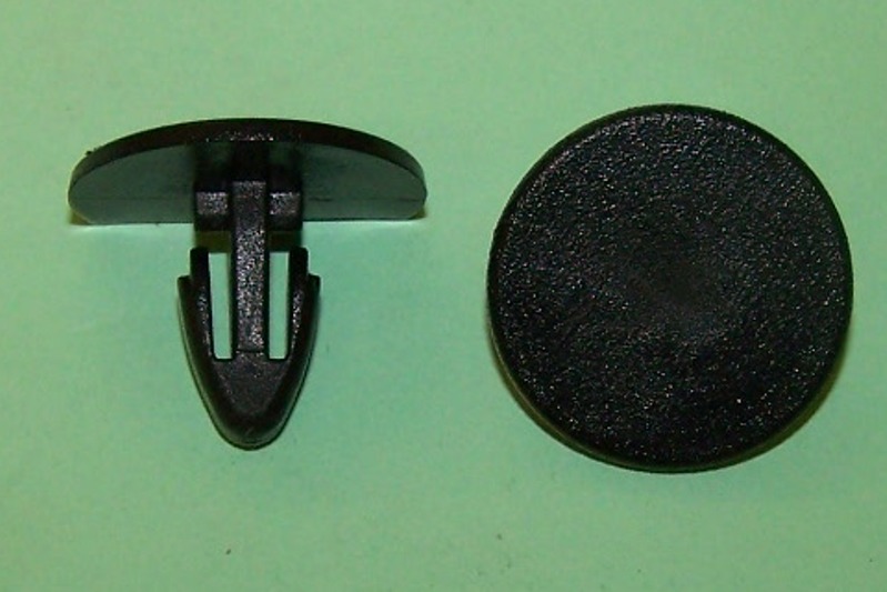 Boot Lining Retainer. Black.  Renault 9/11/19