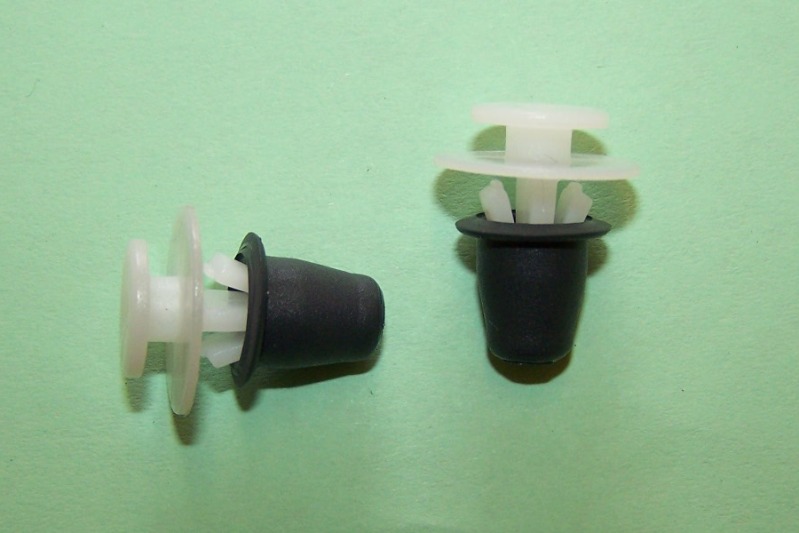 Side Moulding Clip with Grommet. VW Golf 3 / Peugeot