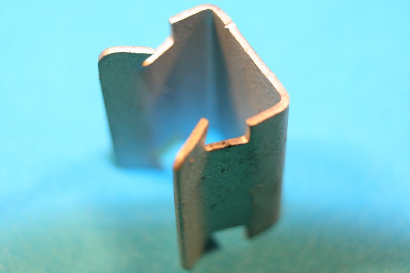 Edge panel clip, height 9.5mm for 9.0mm-9.5mm material thickness. General application.