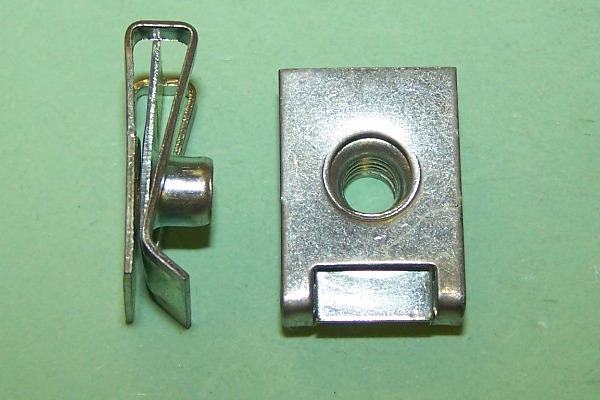 M5 Cal nut retainer.  Length 20.5mm,width 14.0mm and panel range 0.4-0.6mm.  General application.